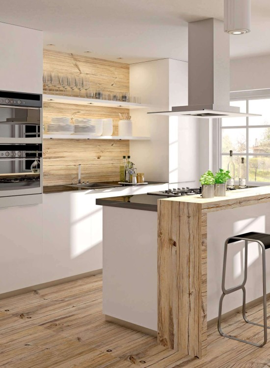 Helle, moderne Küche mit Holzakzenten, Kochinsel, Bartheke und zwei Hockern vor großen Fenstern.